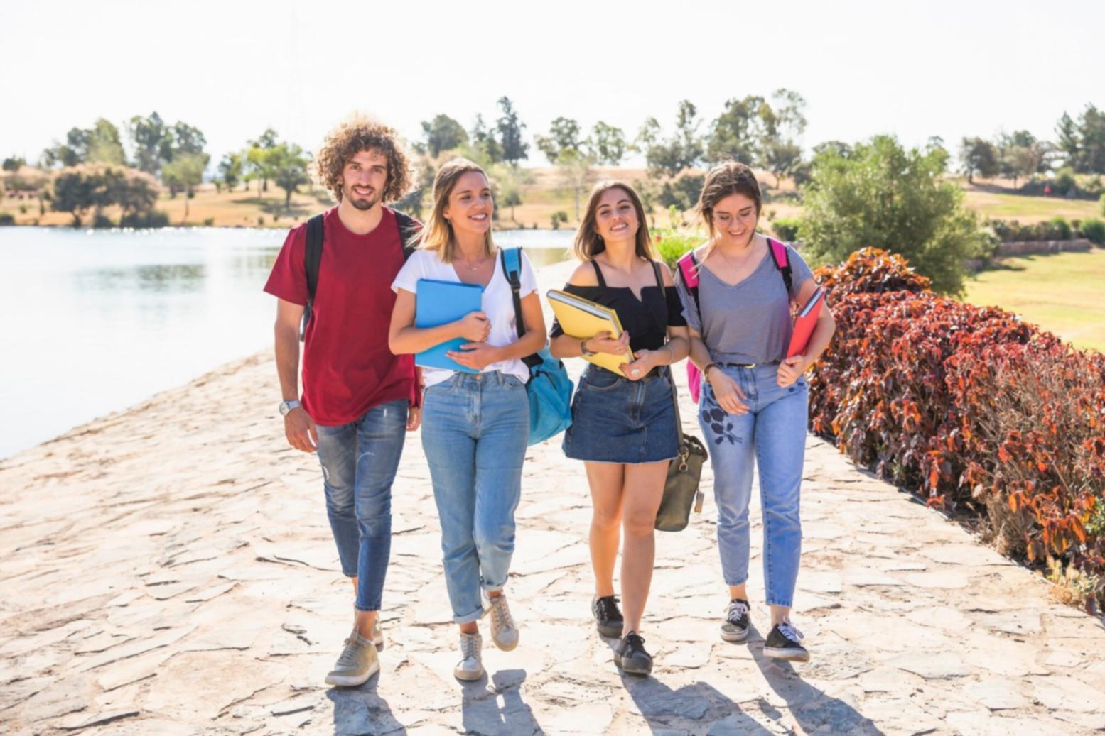 Teilnehmer arbeitet konzentriert an Finanzplanung mit Laptop und Notizen